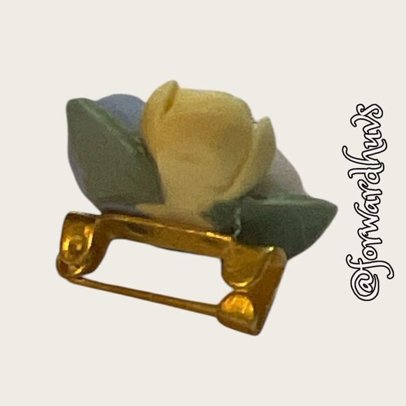 Handcrafted Floral Clay Pin - Picture 4 of 9